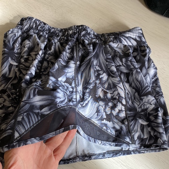 Lululemon darling black/gray floral pattern running short, with liner Size 4 - Picture 3 of 7